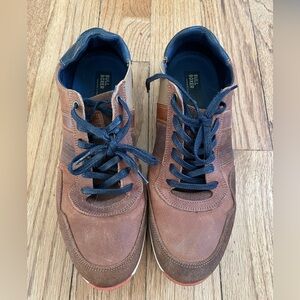 Bull Boxer Men’s US 9 brown leather sneakers with black laces and details